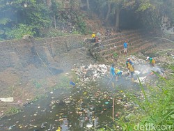 Debit Air Surut Sungai Ciloseh Tasikmalaya jadi Tempat Sampah