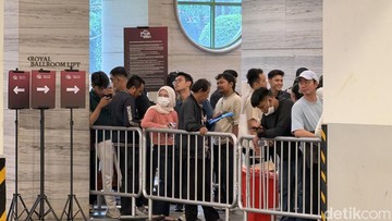 Geliat Perburuan Ponsel Flagship, Ratusan Penggemar Padati Peluncuran iPhone Terbaru di Ibu Kota