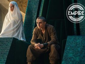 Tampil Berkerudung Putih di Dune Part Three, Gaya Anya Taylor-Joy Viral