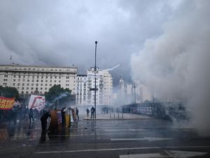 Bentrokan Pecah di Argentina Saat Mahasiswa Demo Protes Efisiensi Ketat