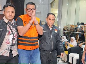 KPK Tahan Bupati Klaten Hamenang