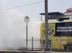 Video: Momen Bus TransJakarta Keluarkan Asap, Penumpang Dievakuasi