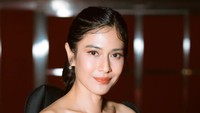 Potret Dian Sastrowardoyo di Tangan MUA Korea, Bersinar di Festival Film Busan
