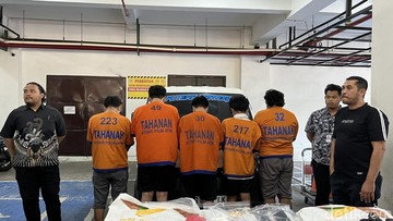 Polda Jatim Ringkus 11 Tersangka Penggelapan 185 Ton Gula Senilai Rp 3 M