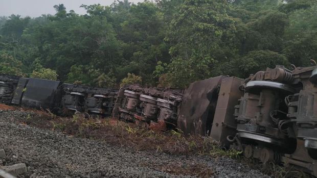 Dua kereta batu bara adu banteng ialah KA 4045 relasi Stasiun Tanjung Enim Baru menuju Tarahan dan KA 4136 relasi Stasiun Tarahan menuju Stasiun Tanjung Enim Baru di Kabupaten Ogan Komering Ulu (OKU), Sumatera Selatan. (Dok. Istimewa)