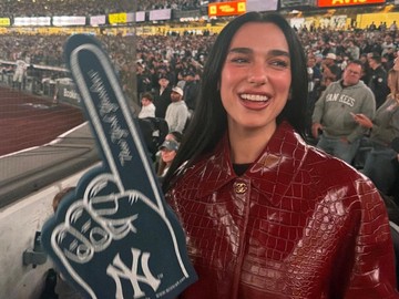 Dua Lipa Curi Perhatian Saat Nonton Bisbol