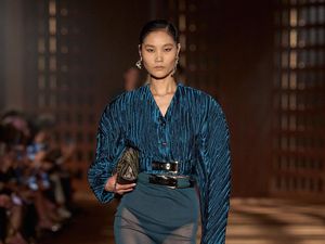 Foto: Ferragamo Spring-Summer 2027, Siluet Era 40-an yang Modern & Berani