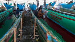 Intip Pembuatan Perahu Fiber untuk Nelayan di Kampung Nelayan Merah Putih