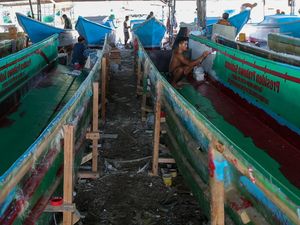 Intip Pembuatan Perahu Fiber untuk Nelayan di Kampung Nelayan Merah Putih