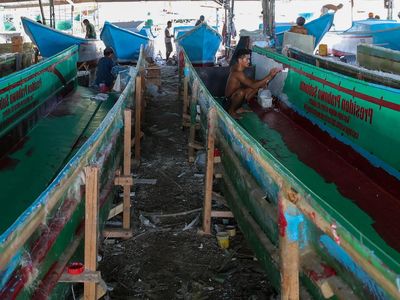 Intip Pembuatan Perahu Fiber untuk Nelayan di Kampung Nelayan Merah Putih