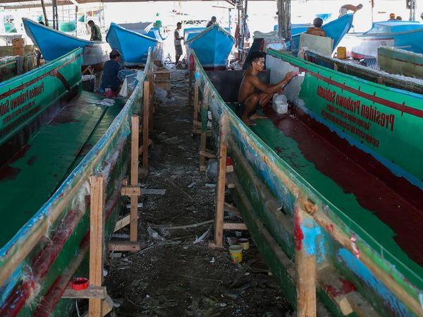 Intip Pembuatan Perahu Fiber untuk Nelayan di Kampung Nelayan Merah Putih