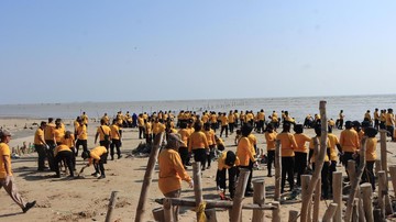 Green Policing Polresta Tuban, Tanam Mangrove hingga Bersih-bersih Pantai