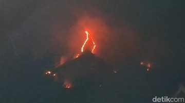 Lereng Gunung Arjuno-Welirang Membara, Titik Api Tampak dari Tol Malang