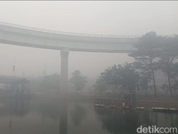 Mata Warga Palembang Perih Akibat Kabut, Bau Asap Tembus Masker