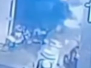 Tabrak Pohon, Kontainer Truk Jatuh-Timpa 3 Mahasiswi di Takalar