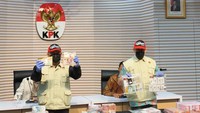 Penampakan Gepokan Duit dan Emas Ratusan Gram Disita Saat OTT Pejabat BNPB