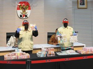 Penampakan Gepokan Duit dan Emas Ratusan Gram Disita Saat OTT Pejabat BNPB