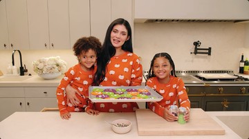Kylie Jenner Masak Bareng 2 Anaknya, Bikin Cookies Halloween Warna-warni