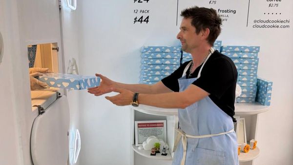 Sweet! Vokalis MUSE Matthew Bellamy Bantu Jualan Kue AnneMarie Morin