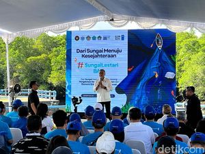 Zulhas Ingatkan Bahaya Sampah Sungai bagi Mangrove dan Biota Laut