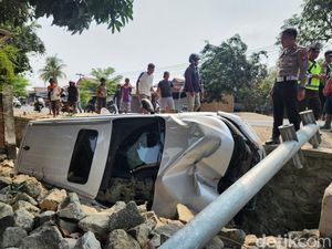 Video: Bahaya Microsleep, Pajero Sport di Polman Tabrak Plang dan Terguling