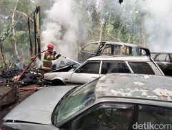7 Mobil di Lahan Rumah Warga Borobudur Hangus Terbakar
