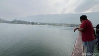 Kabut Asap Tebal Selimuti Danau Toba, Bukit-bukit Seperti Siluet