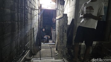 Jalan Menuju Rumah Tertutup Tembok, Pasangan Lansia di Jaktim Hadapi Jalan Buntu