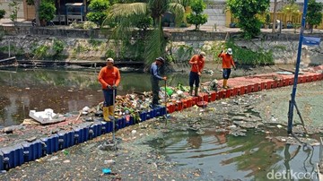 Pembersihan Tumpukan Sampah Kali Tebu Surabaya Masih Terus Berlanjut