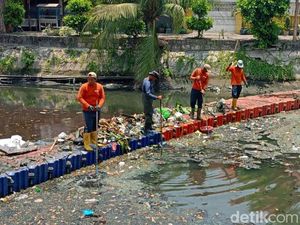 Pembersihan Tumpukan Sampah Kali Tebu Surabaya Masih Terus Berlanjut