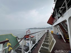 Kabut Asap Ganggu Jarak Pandang Kapal di Danau Toba, Nakhoda Andalkan Kompas