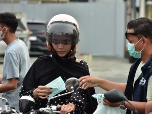 Kualitas Udara Memburuk, PFI Palu Bagikan Masker ke Pengendara