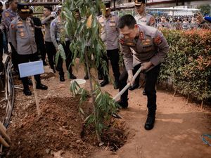 Kapolda Metro Tanam Pohon: Green Policing Harus Dimulai dari Lingkungan Internal