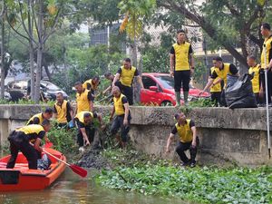 Aksi Green Policing Polrestro Bekasi Kota Bersih-bersih Kali Baru
