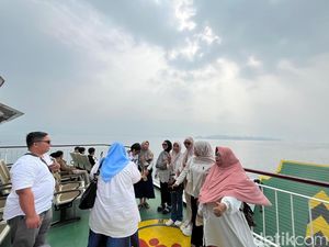 Wisatawan Keluhkan Kabut Asap Tutupi Keindahan Danau Toba