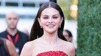 Gaya Selena Gomez Memukau dalam Balutan Gaun Merah Prada di Acara Amal
