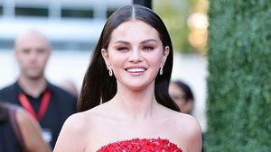 Gaya Selena Gomez Memukau dalam Balutan Gaun Merah Prada di Acara Amal