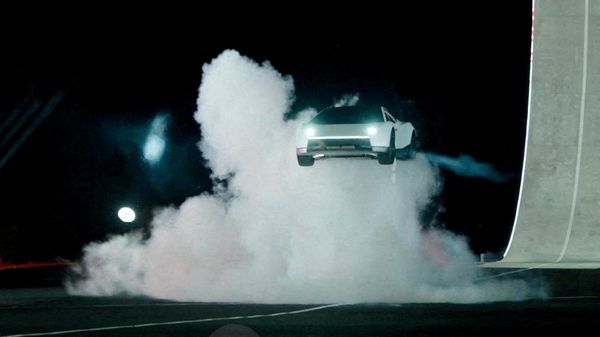 Tesla Rilis Roadster Baru, Bisa Terbang!