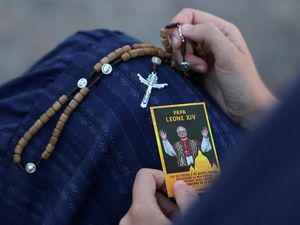 Umat Doakan Kesembuhan Paus Leo XIV yang Jalani Pemulihan Paru-Paru