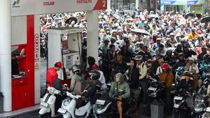 Warga Bali Berburu BBM, Antrean Mengular Berjam-jam