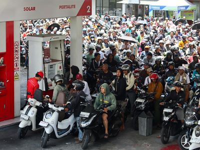 Warga Bali Berburu BBM, Antrean Mengular Berjam-jam