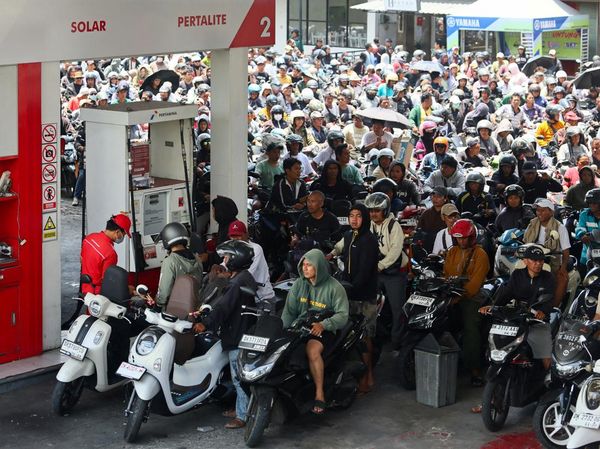 Warga Bali Berburu BBM, Antrean Mengular Berjam-jam