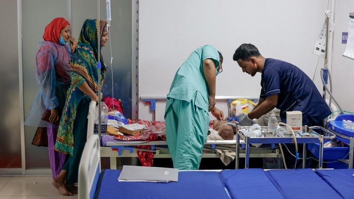 Bangladesh Hadapi Wabah Campak Terburuk di Dunia, Ribuan Anak Meninggal Doctors perform CPR on Esa, a five-month-old infant suspected of being infected with measles, as he shows signs of poor response to treatment in the neonatal intensive care unit (NICU) of a hospital in Narayanganj, Bangladesh, May 11, 2026. REUTERS/Mohammad Ponir Hossain