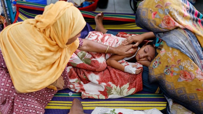 Bangladesh Hadapi Wabah Campak Terburuk di Dunia, Ribuan Anak Meninggal Doctors perform CPR on Esa, a five-month-old infant suspected of being infected with measles, as he shows signs of poor response to treatment in the neonatal intensive care unit (NICU) of a hospital in Narayanganj, Bangladesh, May 11, 2026. REUTERS/Mohammad Ponir Hossain