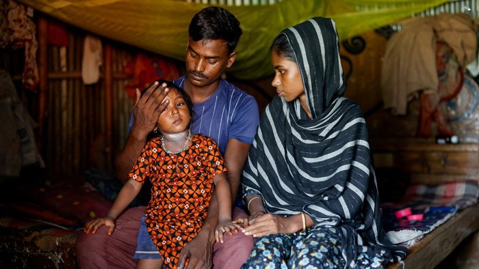 Bangladesh Hadapi Wabah Campak Terburuk di Dunia, Ribuan Anak Meninggal Doctors perform CPR on Esa, a five-month-old infant suspected of being infected with measles, as he shows signs of poor response to treatment in the neonatal intensive care unit (NICU) of a hospital in Narayanganj, Bangladesh, May 11, 2026. REUTERS/Mohammad Ponir Hossain
