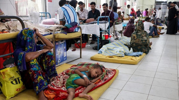 Bangladesh Hadapi Wabah Campak Terburuk di Dunia, Ribuan Anak Meninggal Doctors perform CPR on Esa, a five-month-old infant suspected of being infected with measles, as he shows signs of poor response to treatment in the neonatal intensive care unit (NICU) of a hospital in Narayanganj, Bangladesh, May 11, 2026. REUTERS/Mohammad Ponir Hossain