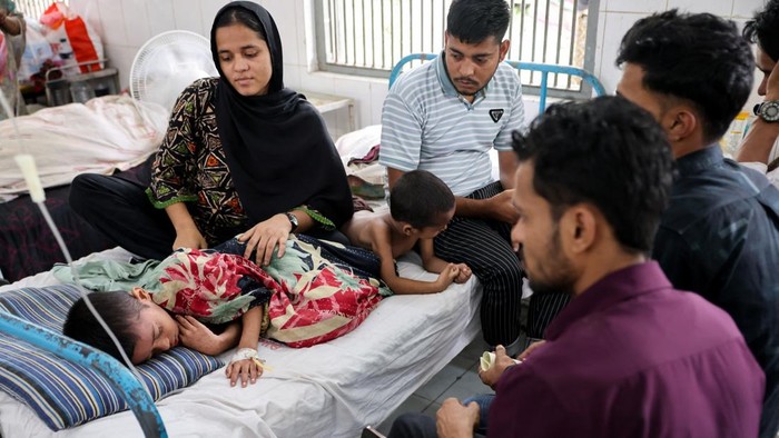Bangladesh Hadapi Wabah Campak Terburuk di Dunia, Ribuan Anak Meninggal Doctors perform CPR on Esa, a five-month-old infant suspected of being infected with measles, as he shows signs of poor response to treatment in the neonatal intensive care unit (NICU) of a hospital in Narayanganj, Bangladesh, May 11, 2026. REUTERS/Mohammad Ponir Hossain