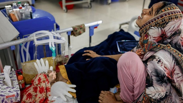 Bangladesh Hadapi Wabah Campak Terburuk di Dunia, Ribuan Anak Meninggal Doctors perform CPR on Esa, a five-month-old infant suspected of being infected with measles, as he shows signs of poor response to treatment in the neonatal intensive care unit (NICU) of a hospital in Narayanganj, Bangladesh, May 11, 2026. REUTERS/Mohammad Ponir Hossain