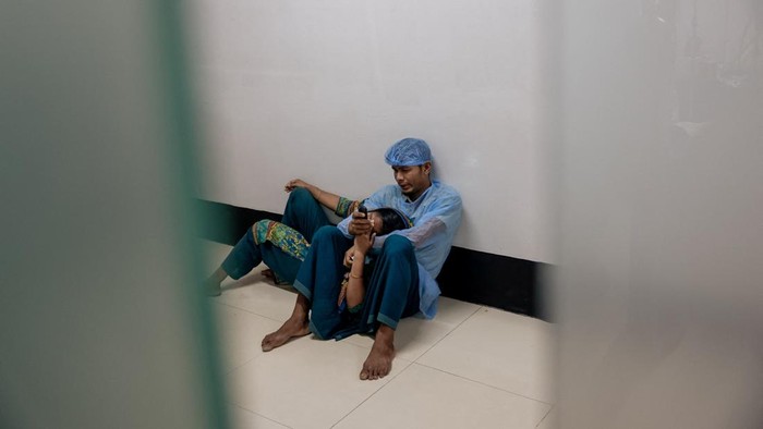 Bangladesh Hadapi Wabah Campak Terburuk di Dunia, Ribuan Anak Meninggal Doctors perform CPR on Esa, a five-month-old infant suspected of being infected with measles, as he shows signs of poor response to treatment in the neonatal intensive care unit (NICU) of a hospital in Narayanganj, Bangladesh, May 11, 2026. REUTERS/Mohammad Ponir Hossain