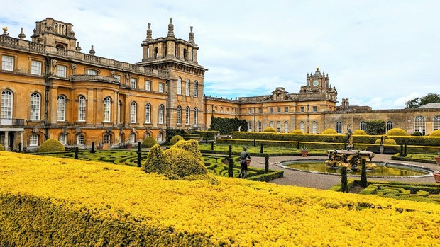 Blenheim Palace, istana megah bergaya Barok di Inggris untuk syuting Bridgerton/Foto: Unsplash.com/Michael Richardson Blenheim Palace merupakan salah satu lokasi syuting Bridgerton yang menarik untuk dikunjungi karena arsitekturnya yang megah dan nuansa kerajaan yang kental. Istana bersejarah di Oxfordshire ini digunakan sebagai latar kediaman kerajaan dalam serial Queen Charlotte: A Bridgerton Story dan musim ketiga Bridgerton.